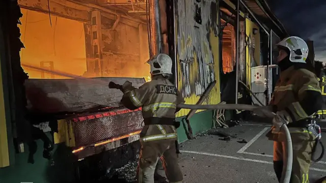 Рятувальники гасять пожежу на Київщині 