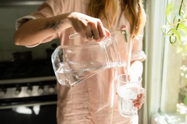 सकाळी सर्वात आधी कोमट पाणी प्यायल्याचे काही फायदे असू शकतात, असं डॉ. रोझी ब्रुक्स म्हणतात. त्या डॉक्टर आणि दीर्घायुष्य वैद्यकशास्त्रातील तज्ज्ञ आहेत.