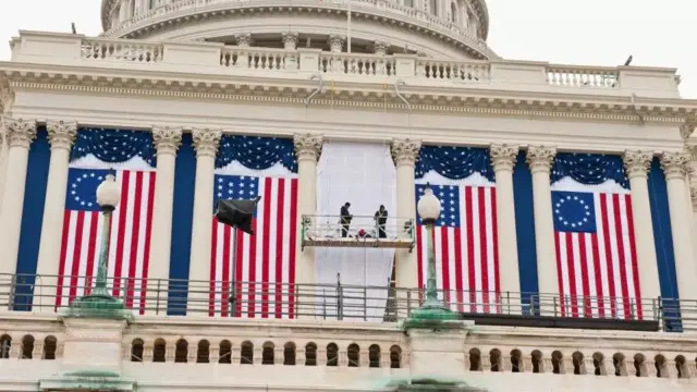 عملية تحضير وتعليق الأعلام الخمسة في حفل تنصيب للرئيس الأمريكي باراك أوباما