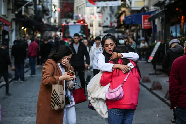 Birbirine sarılan kadınlar