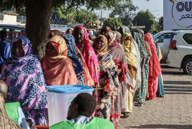 Des femmes qui votent au Tchad