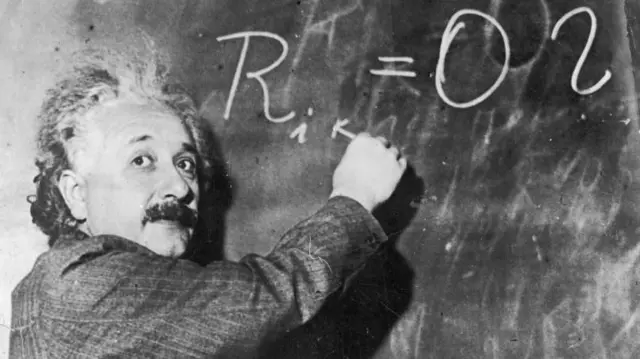 Una imagen de Albert Einstein escribiendo en la pizarra.