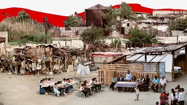 Дети беженцев в импровизированной школе из досок и ржавого железа на открытом воздухе в Баку отмечают окончание школы.