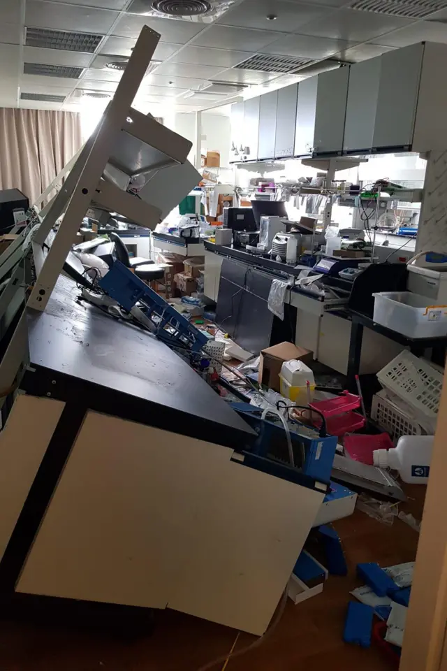 Suasana ruang kerja Indra setelah gempa melanda, pada Rabu (03/04).