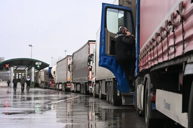 Kolona kamiona na granici Srbije i Mađarske tokom blokade  na graničnom prelazu Horgoš na severu Srbije, 26. januara 2026. Svi granični prelazi u zemlji i širem regionu blokirani su za teretni saobraćaj počev od 26. januara u podne, posle koordinisane akcije vozača kamiona iz Srbije, Bosne i Hercegovine, Crne Gore i Severne Makedonije