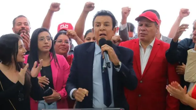 Salvador Nasralla (centre) speaks at a press conference in Tegucigalpa, Honduras. Photo: 24 December 2025