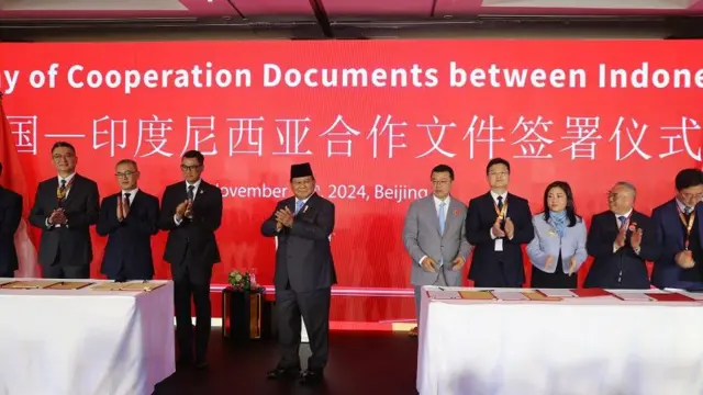Presiden Prabowo Subianto (keempat kiri) menyaksikan penandatanganan nota kesepahaman (MoU) antara perusahaan Indonesia dan China dengan nilai mencapai 10,07 miliar dolar AS dalam Indonesia-China Business Forum 2024 di Beijing, China pada Minggu (10/11/2024).