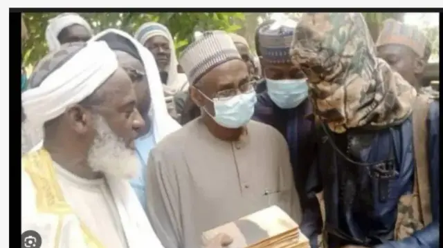 Sheikh Ahmad Gumi pẹlu awọn ikọ rẹ ati agbebọn to boju