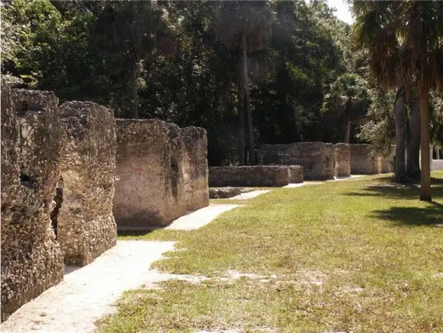 Les ruines des maisons des esclaves de la plantation Kingsley.