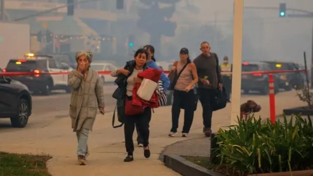 આગ લાગવાને કારણે 30 હજાર લોકોને સુરક્ષિત સ્થાને જવાના આદેશ આપવામાં આવ્યા છે