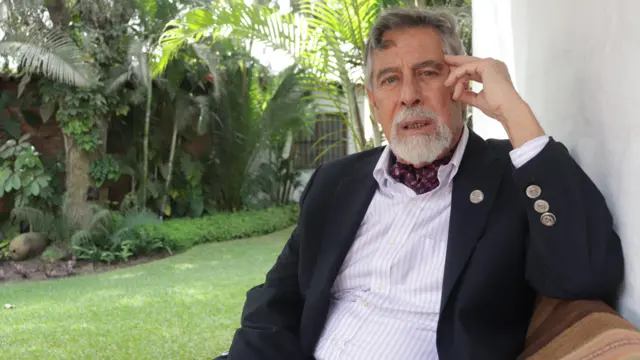 Francisco Sagasti, en el jardín de su casa. 