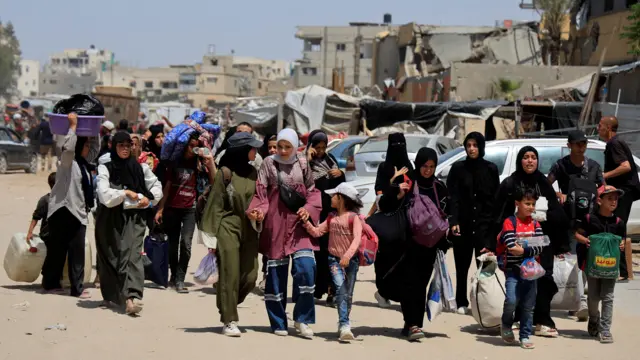 مطالبات دولية لإسرائيل باستئناف دخول المساعدات الإنسانية إلى غزة، والحوثيون يعلنون "حظراً بحرياً" على ميناء حيفا - BBC News عربي