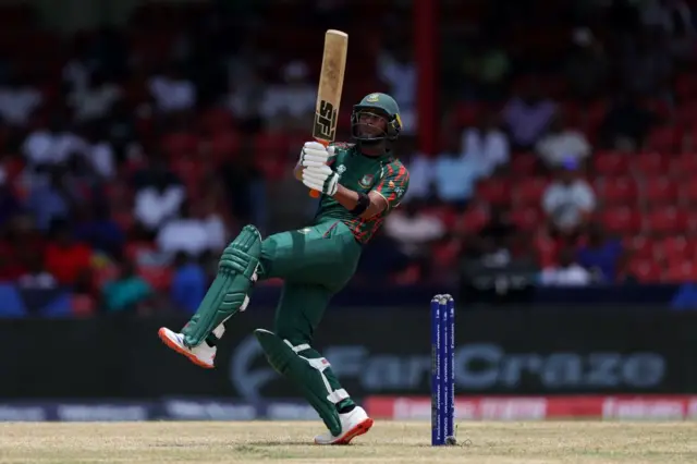 ব্যাট হাতে রিয়াদ ২০ বলে ২৫ রানের গুরুত্বপূর্ণ একটি ইনিংস খেলেন।