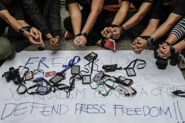 Beberapa pengunjuk rasa dari Asosiasi Jurnalis Independen (AJI) Jakarta dan Forum Jurnalis Freelance menggelar protes dengan mengikat pergelangan tangan mereka dan meletakkan kartu pers mereka di depan Kedutaan Besar Myanmar di Jakarta pada 7 September 2018