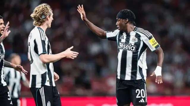 Anthony Elanga (kulia) aliifungia Newcastle katika mechi yao ya kirafiki dhidi ya Arsenal