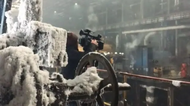 Катуу суукта ЖЭБдин өзү тоңуп калган. Керек болсо имараттын айнектерин да бүтөп коюшпаптыр деп талкуу кызыган