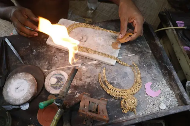 د لګښتونو او نورو پټو فیسونو په جوړولو کې فکتور