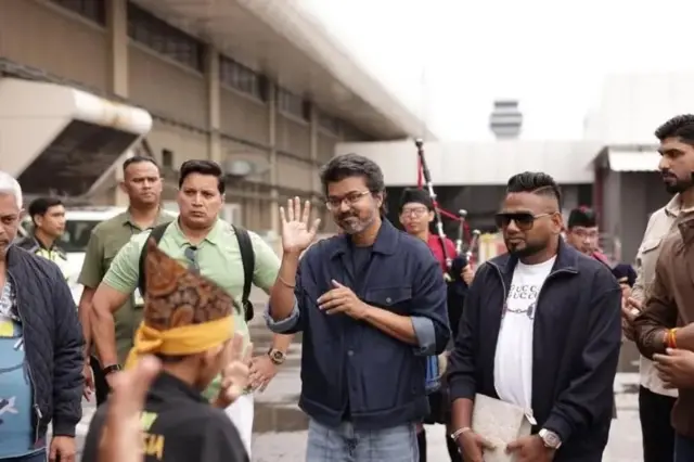 රංගන ශිල්පී විජෙයි සිය රසිකයින්ට ආචාර කරමින්.