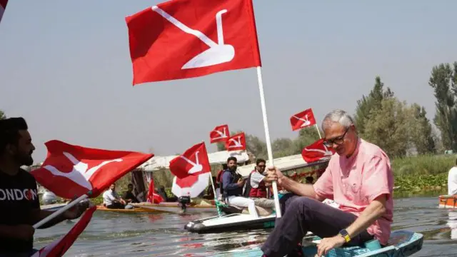 डल झील में विधानसभा चुनाव 2024 का प्रचार करते उमर अब्दुल्लाह 