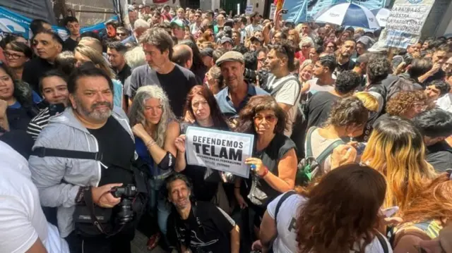 Demo menolak penutupan Telam.