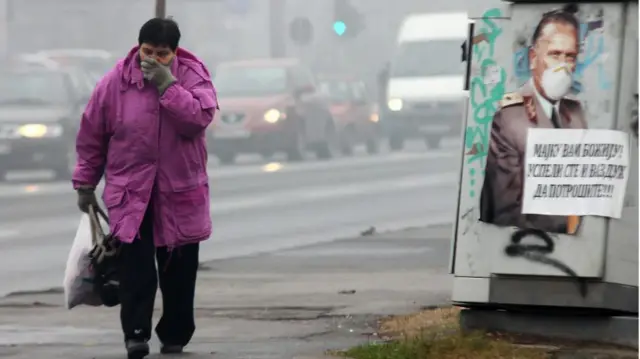 Senhora tapando o nariz ao caminharjogos de aposta que paga no cadastrocalçada 