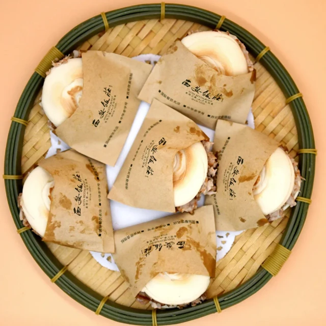 Sept hambergers rangés dans un panier tressé
