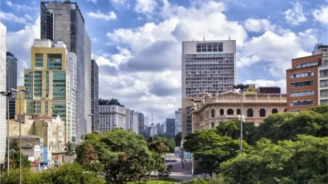 Vista de cima do viaaduto do Chá para o Vale do Anhangabaú, no centro de São Paulo