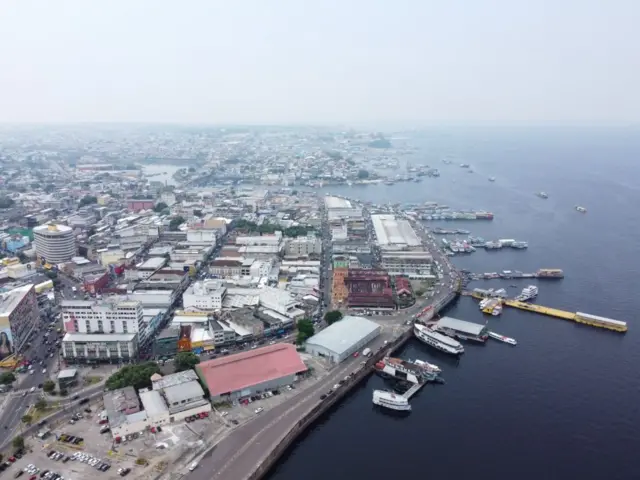 Vista área do centro de Manaus, com céu acinzentado