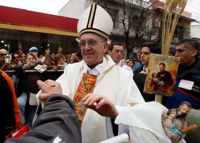 Jorge Bergoglio na-ekele ndị ụka gbakọrọ na-efere ya aka ná Buenos Aires na Ọgọst 1, 2009