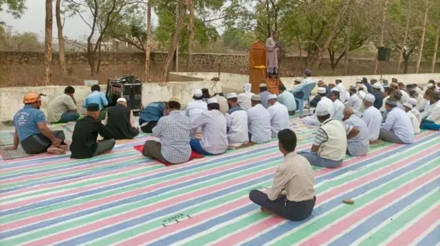 ဗလီတွေ ပြိုကျလို့ ရွှေတောင်ဦးကွင်းမှာ ဝါကျွတ်ဝတ်ပြုကြရ