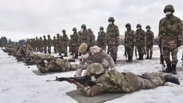 Cunnilingus pornosini tomosha qiling va shilimshiqni yalang.