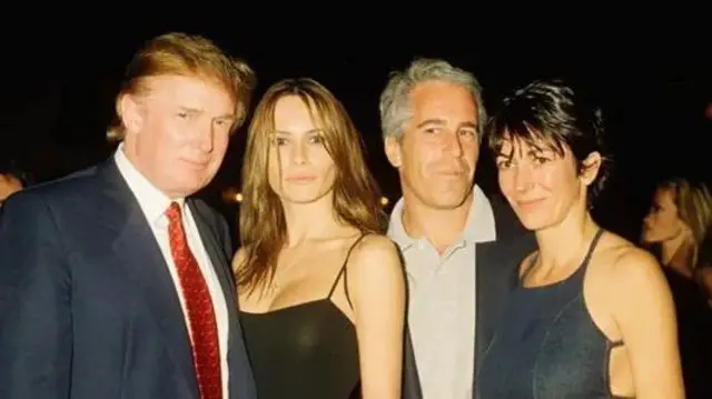 Дональд Трамп, його (на той момент майбутня) жінка Меланія, Джеффрі Епштейн і Гілейн Максвелл, лютий 2000 року