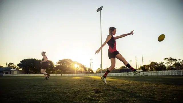 Mujeres jugando fútbol. 