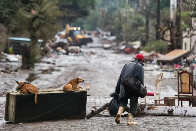 Área destruída após enchente