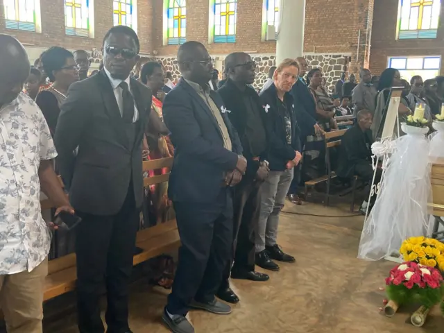 Minisitiri Namwamba (wa kabiri ibumoso) wa Kenya yizeje ko leta y'igihugu cye izafasha umuryango wa Hakizimana