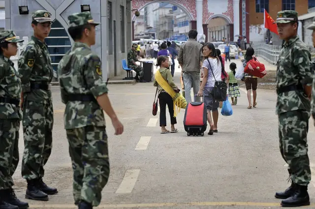 တရုတ်-မြန်မာ(နမ့်ဆန်)မြို့နယ်စပ် ဂိတ်ပေါက်၊ တရုတ်ဘက်ခြမ်းဂိတ်ပေါက်မှာတွေ့ရတဲ့ တရုတ်စစ်သားတချို့ (ပုံဟောင်း)
