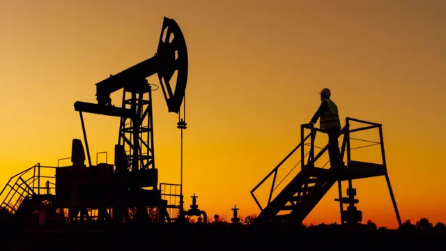 Produksi minyak mentah.