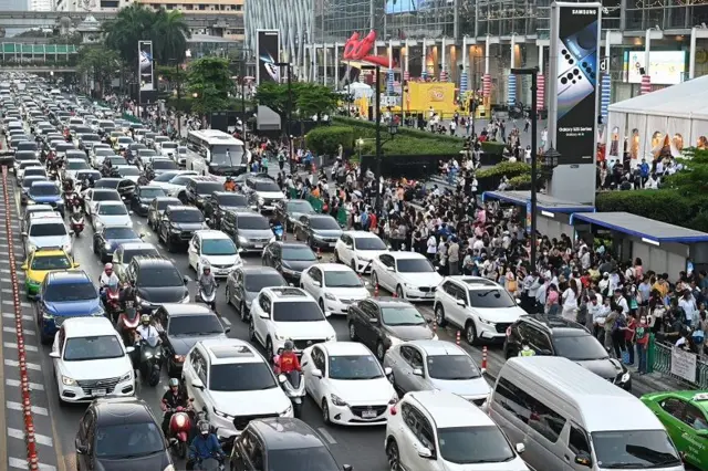 บรรยากาศการเดินทางกลับบ้านของประชาชนในช่วงเย็นบริเวณถนนราชดำริด้านหน้าห้างสรรพสินค้าเซ็นทรัลเวิลด์ ราชประสงค์ มีประชาชนจำนวนมากยืนรอรถโดยสารประจำทางขณะที่การจราจรบนถนนค่อนข้างติดขัด