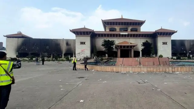 आगो लागेर ध्वस्त नयाँ बानेश्वरस्थित संसद् भवन