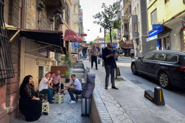 Beyoğlu, Ömer Hayyam Mahallesi'nden bir görüntü. Sokakta oturanlar ve yürüyenler görülüyor. 