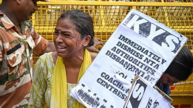 नीट पेपरफुटी 