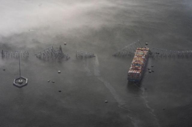 அமெரிக்க கப்பல் விபத்து: 50 நாட்களாக கப்பலில் சிக்கியுள்ள 20 இந்தியர்கள் எப்படி இருக்கிறார்கள்?