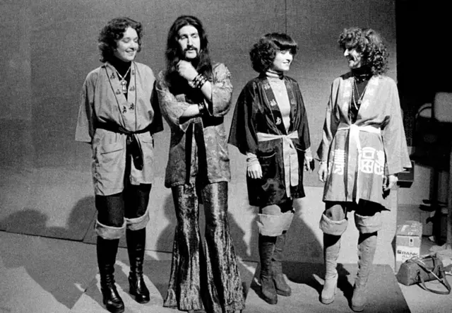 13 Ekim 1977 tarihli arşiv fotoğrafında, Türk rock müziğinin efsane isimlerinden Barış Manço (soldan 2.), Ankara'daTRT stüdyosunda program öncesinde objektife poz veriyor
