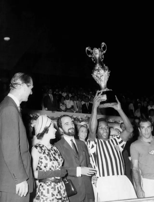 Pele ve Kraliçe 2. Elizabeth