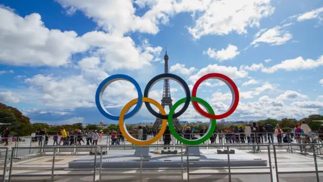 آرم المپیک در پاریس و مردم