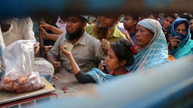 নিত্য প্রয়োজনীয় দ্রব্যের মূল্যবৃদ্ধিতে হিমশিম খাচ্ছে মানুষ