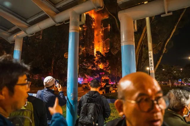 大火仍未扑灭,现场多人围观