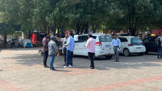 రుషికొండ బీచ్‌ వద్ద అధికారులు