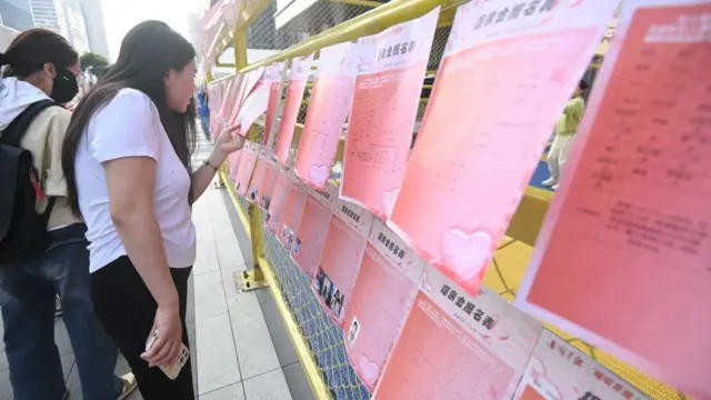 Para lajang mencari profil pasangan idamannya dalam sebuah acara kencan buta di Nanning, Wilayah Otonom Guangxi Zhuang, Tiongkok Selatan, pada 22 Maret 2025.