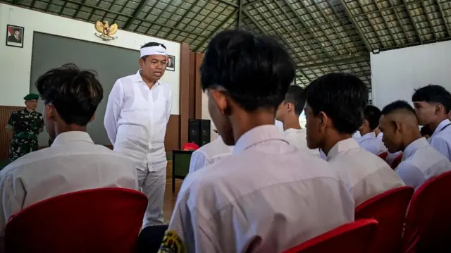 Gubernur Jawa Barat Dedi Mulyadi berbincang dengan sejumlah siswa saat meninjau program pendidikan karakter dan kedisiplinan di Dodik Bela Negara Rindam III Siliwangi, Lembang, Kabupaten Bandung Barat, Jawa Barat, Senin (5/5/2025).